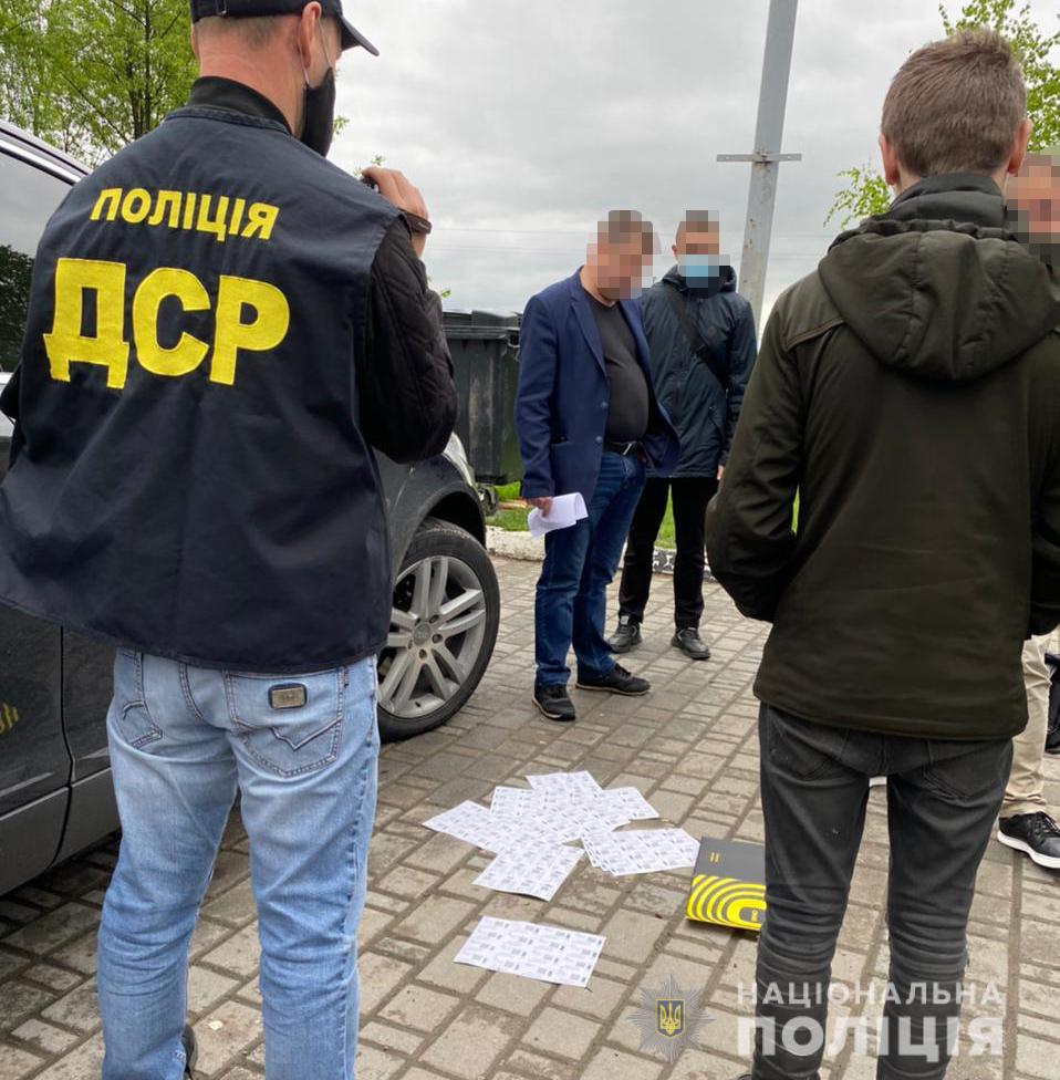 Хабар за зменшення штрафних санкцій – на Прикарпатті поліція викрила чиновника-екоінспектора (ФОТО)