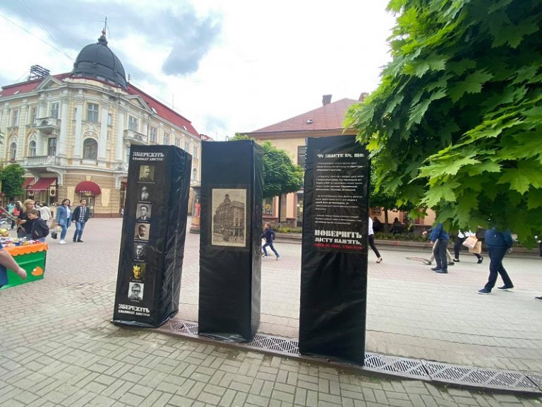Інсталяцією на Стометрівці активісти нагадали про колонаду “Дністра” (ФОТО)