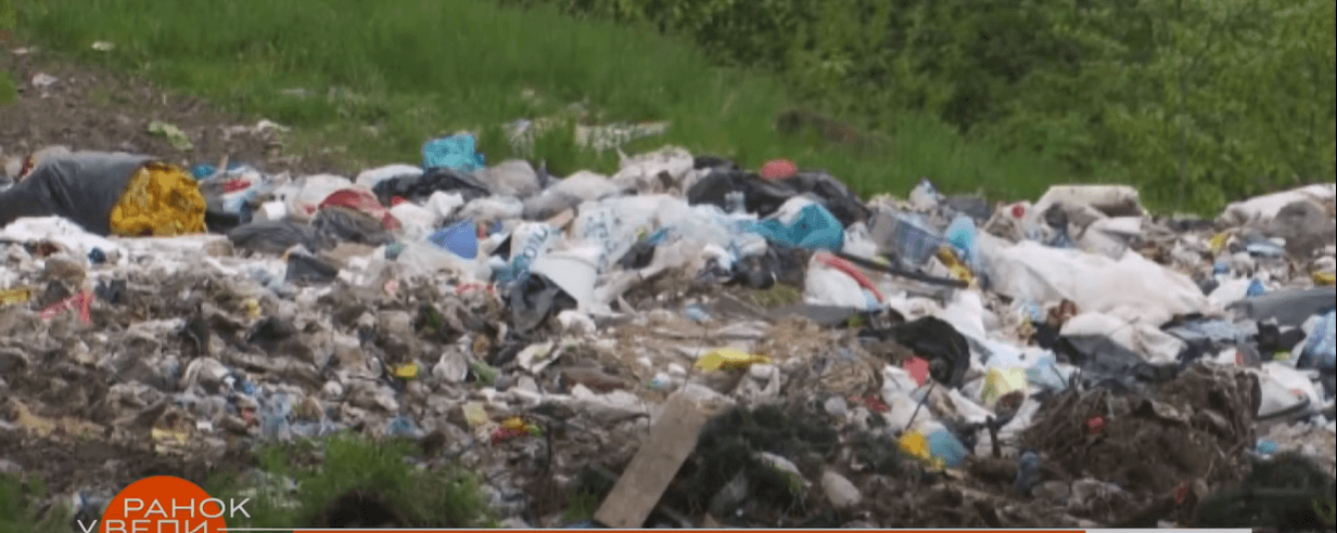 Життя перетворюється на пекло: жителі Підлужжя б’ють на сполох через незаконні сміттєзвалища (ВІДЕО)