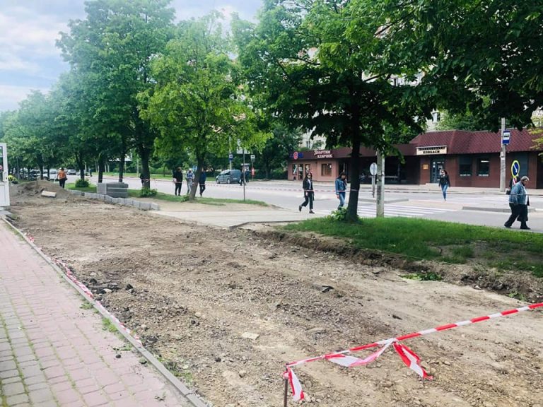 На Івана Павла II підрядник розпочав ремонт тротуару. Як завжди – в борг