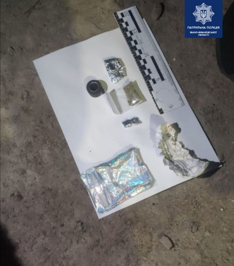 На Автоливмашівській у підозрілих чоловіків знайшли речовини, схожі на наркотики (ФОТОФАКТ)