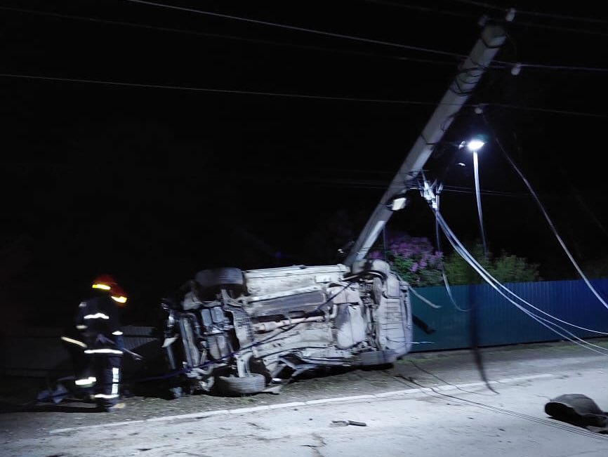 На Коломийщині водій влетів в електроопору та втік. Двоє потерпілих в реанімації (ФОТО)