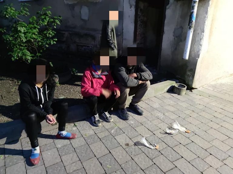 У Франківську в підвалі будинку підлітки нюхали клей (ФОТО)