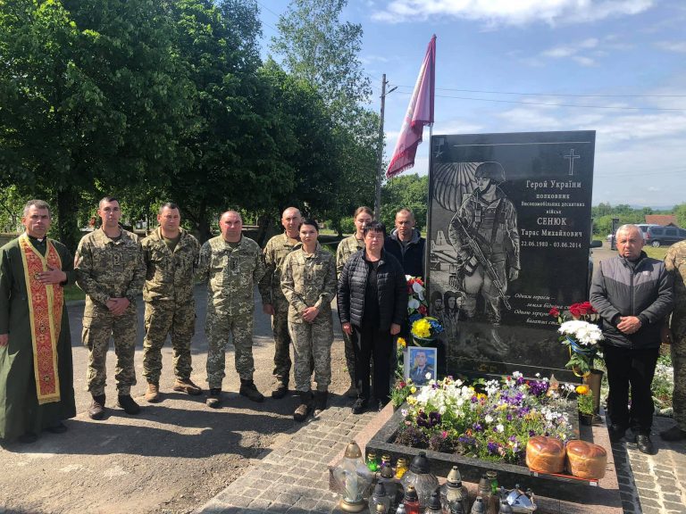 У Коломиї на Алеї слави вшанували пам’ять загиблого атовця Тараса Сенюка (ФОТО)