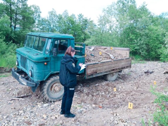 На Прикарпатті чоловіки незаконно видобували гравій