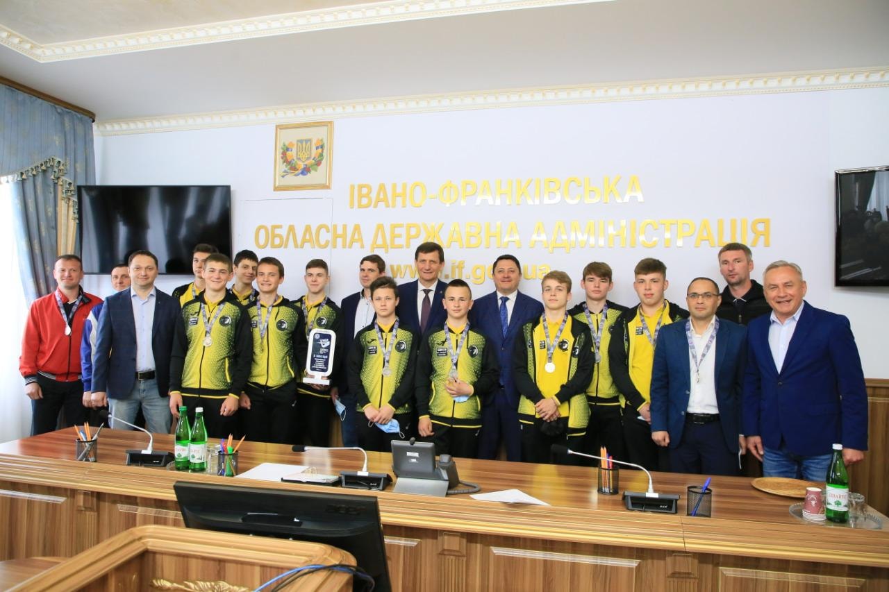 Юні прикарпатські хокеїсти стали срібними призерами чемпіонату України (ФОТО)