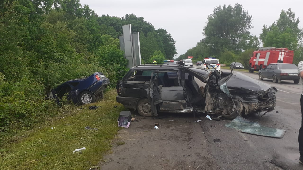 У Богородчанах зіткнулися дві автівки. Водії та пасажирка у лікарні (ФОТОФАКТ)