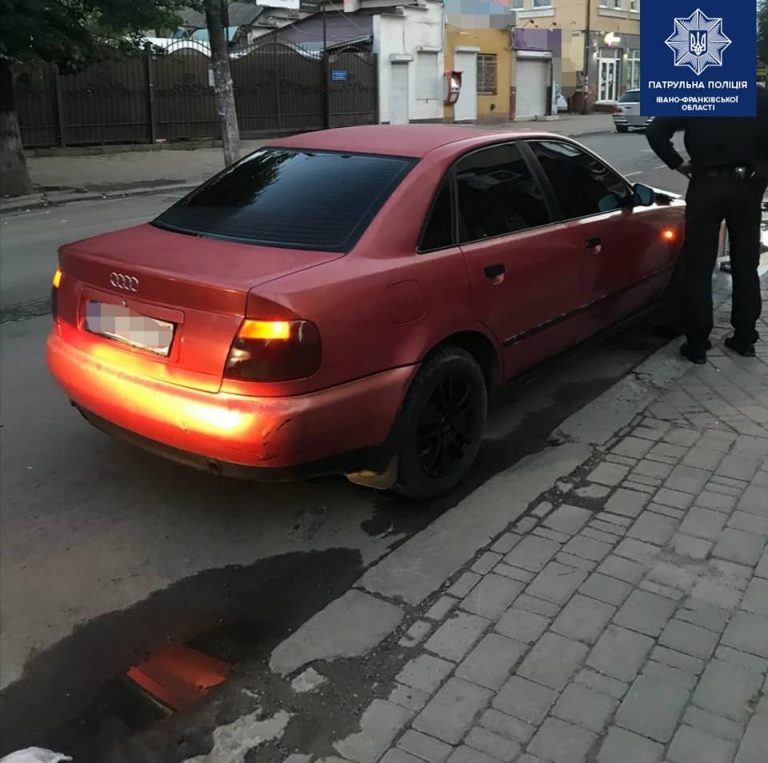 Ймовірно наркотики: у водія “під кайфом” франківські патрульні знайшли 67 пофасованих пакетів з порошком (ФОТО)