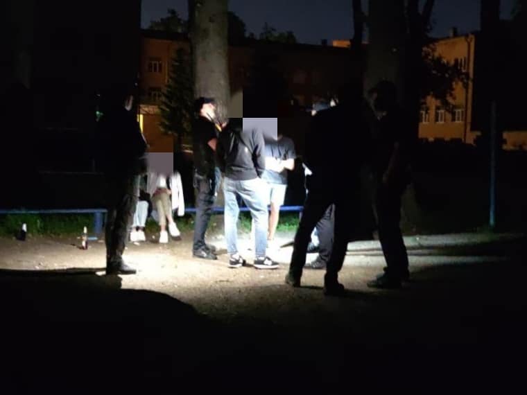 У Франківську оштрафували молодиків, які влаштували гулянку на території ліцею (ФОТО)