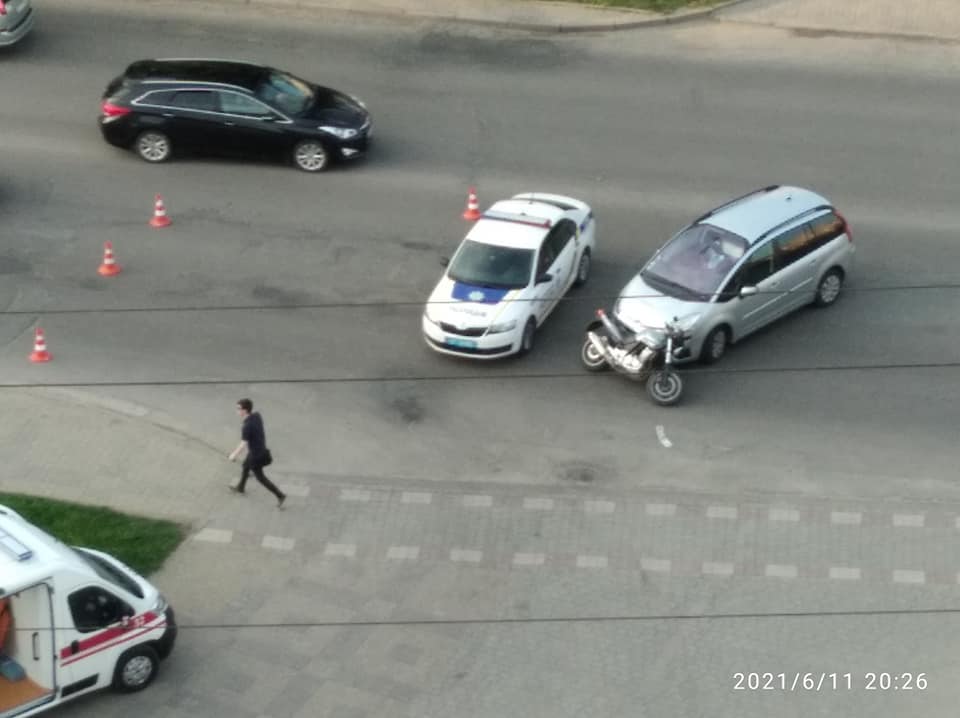 На Довженка водійка Citroen зіткнулася з мотоциклістом – його госпіталізували (ФОТО)