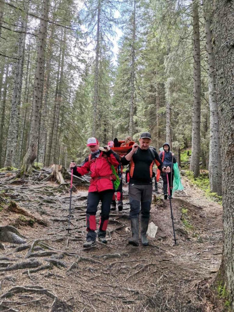 Травмувала ногу: з Говерли на ношах зносили туристку з Києва (ФОТОФАКТ)