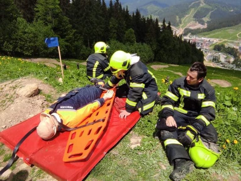 Рятувальники з трьох областей змагалися у Карпатах (ФОТО)