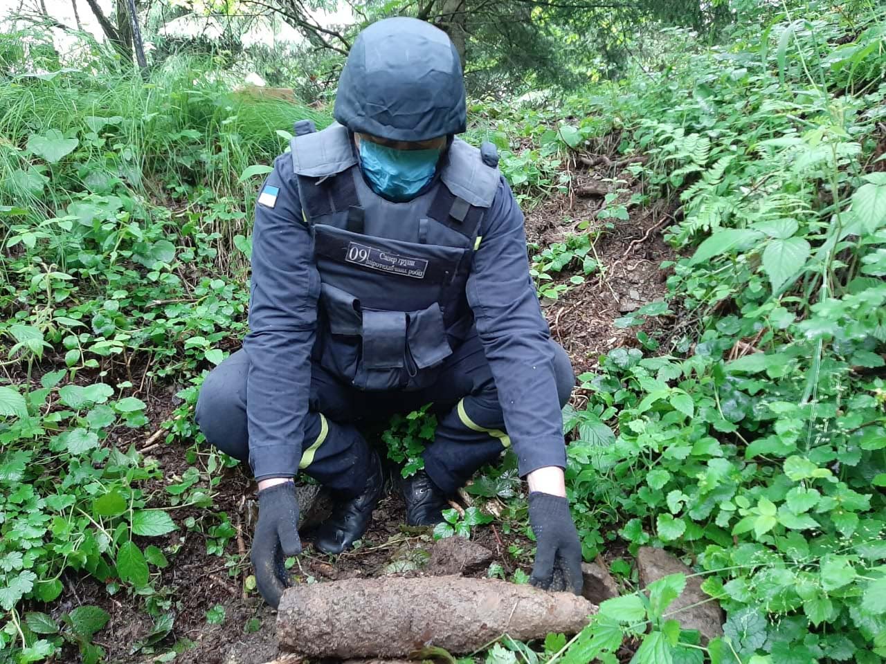 На Прикарпатті піротехніки знищили 122 мм артилерійський снаряд часів війни (ФОТО)