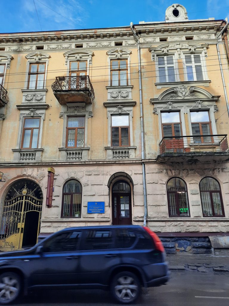 Державні нотаріуси на виселення: місто продало приміщення у центрі Франківська (ФОТО)