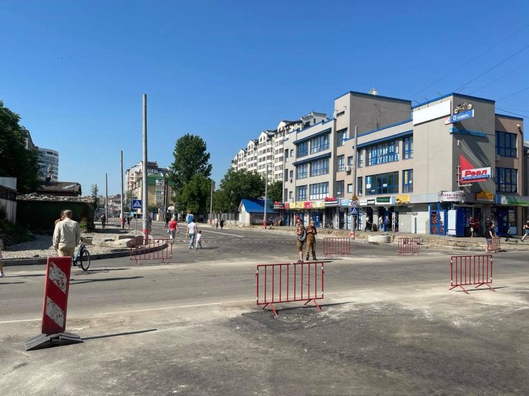 “Вбиті” узбіччя і кривий асфальт: як виглядають з’єднані бульвари перед відкриттям (ФОТО)