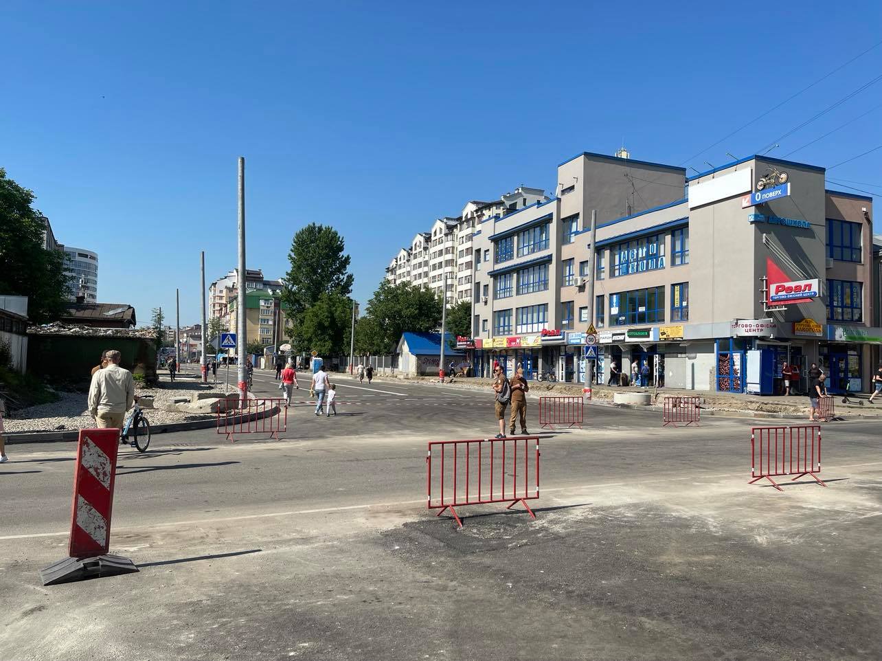 “Вбиті” узбіччя і кривий асфальт: як виглядають з’єднані бульвари перед відкриттям (ФОТО)