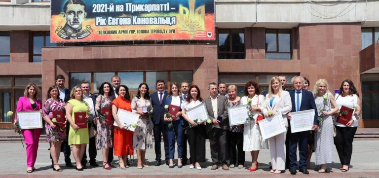 Рятують життя ціною власного здоров’я: у Франківську привітали медиків (ФОТО)