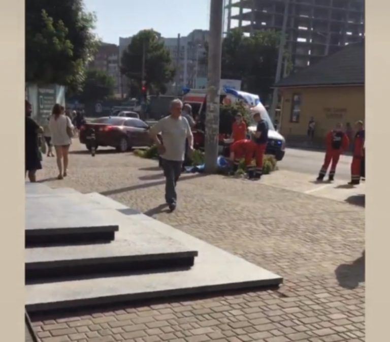 У Пасічній посеред вулиці помер чоловік (ФОТОФАКТ)