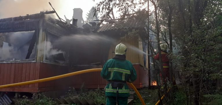 Удосвіта в Глибівці горів житловий будинок – пожежники не дали вогню його знищити (ФОТО)