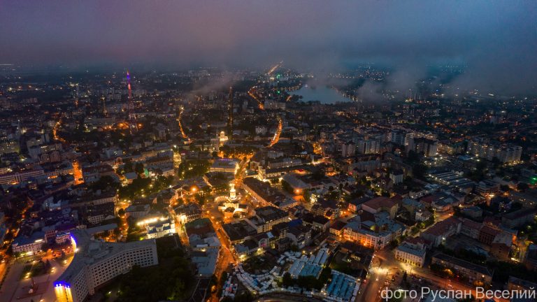Вечірній Франківськ крізь хмари показали з висоти пташиного польоту (ФОТО) 