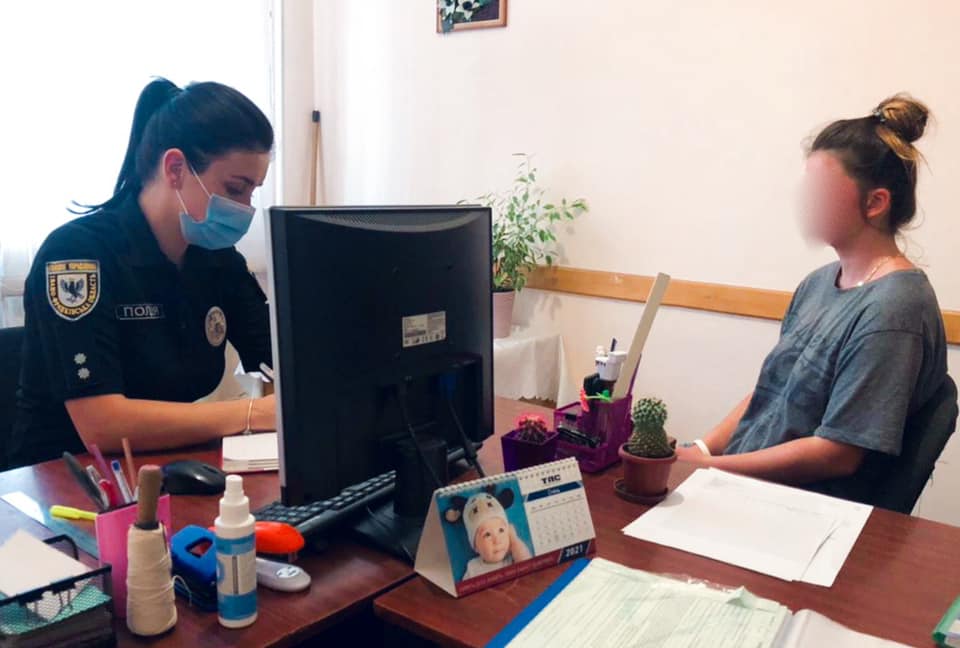 Змінила одяг та зачіску: зниклу 16-річну дівчину знайшли у закинутому будинку зі знайомим (ФОТО)