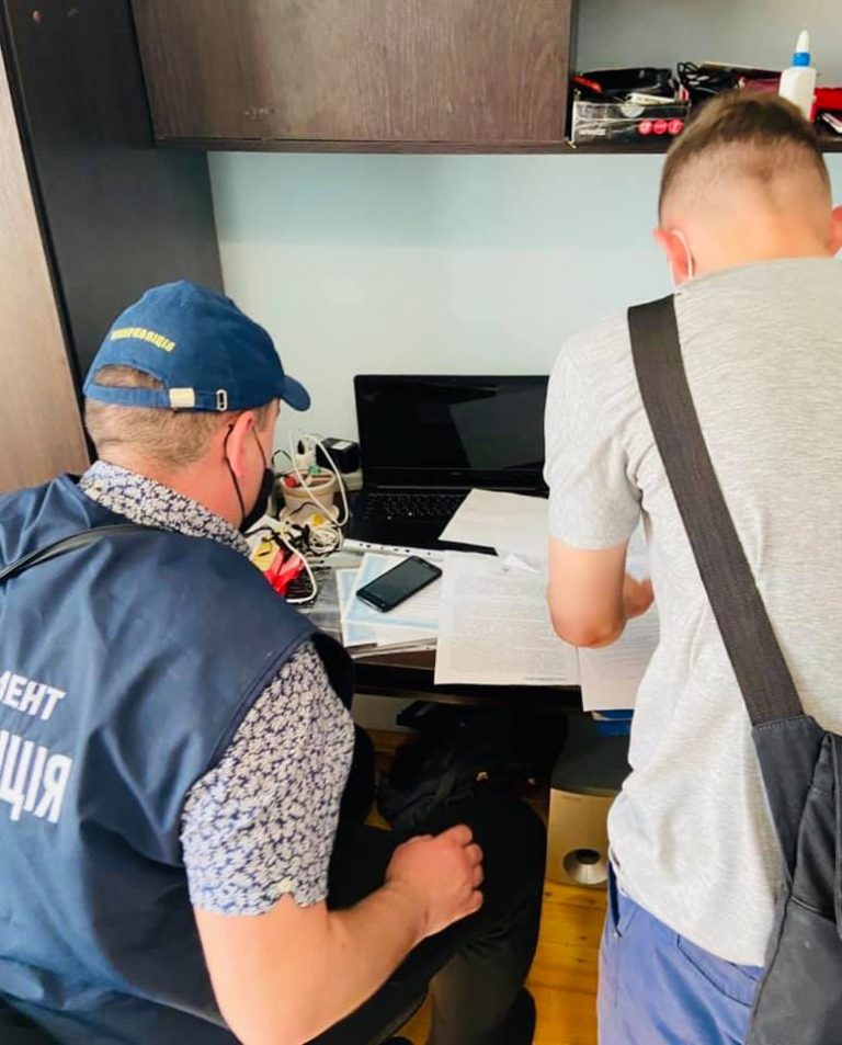 Кіберполіція викрила держреєстратора, який незаконно змінив право власності на приміщення та землю (ФОТО)