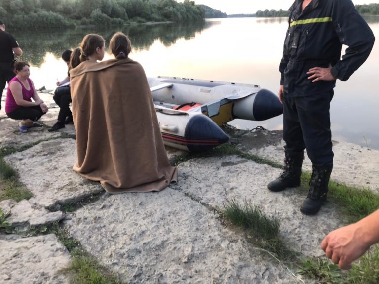 Врятував трьох дітей і зник під водою: у Дністрі під Галичем шукають чоловіка (ФОТО)