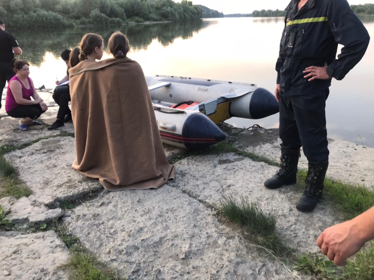 Врятував трьох дітей і зник під водою: у Дністрі під Галичем шукають чоловіка (ФОТО)