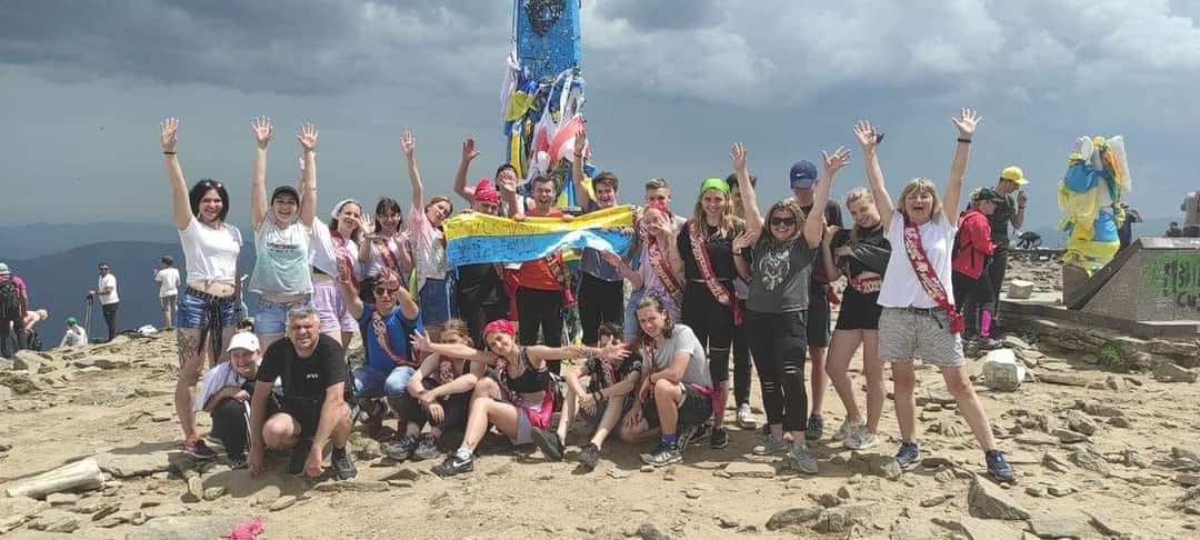 Замість випускного – на Говерлу: 11-класники Дніпра нетипово відзначили прощання зі школою (ФОТО, ВІДЕО)