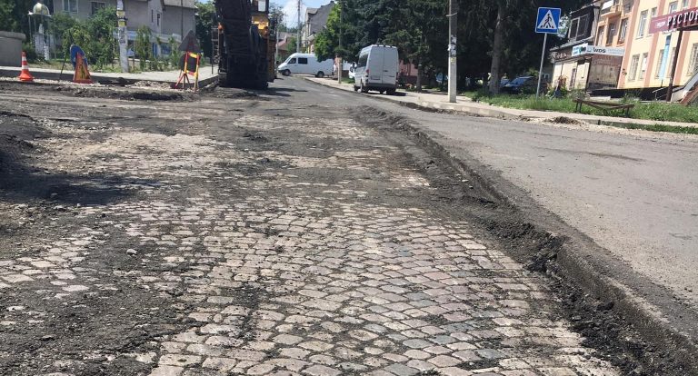Під час ремонту дороги у Гвіздці знайшли автентичну бруківку: нею облаштують площі і сквери (ФОТО)