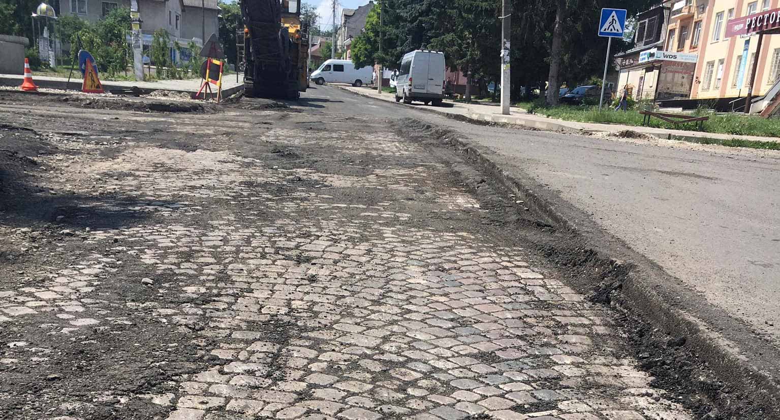 Під час ремонту дороги у Гвіздці знайшли автентичну бруківку: нею облаштують площі і сквери (ФОТО)