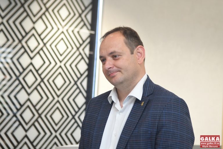 “То не платіть їм зарплату”: франківці про відсутність чиновників на нараді у мера