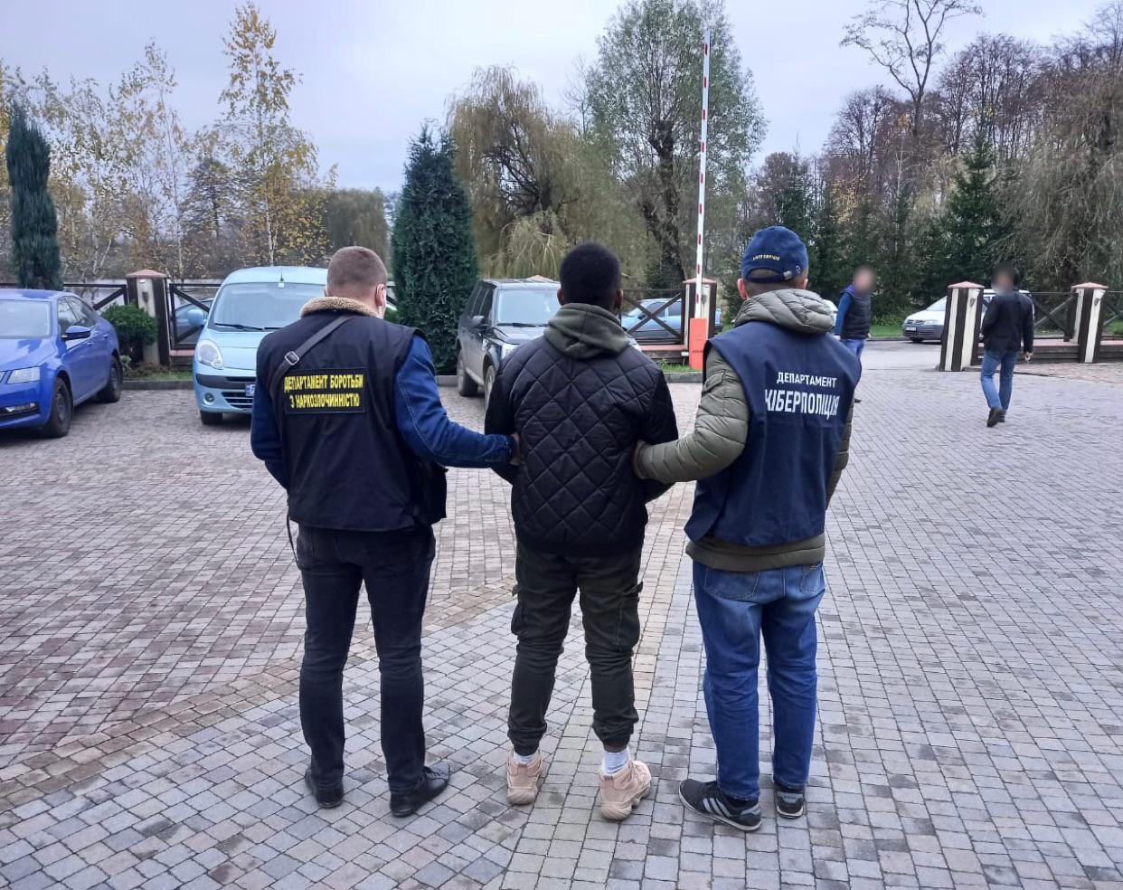 У Франківську судитимуть іноземця, який виманював у жінок гроші та торгував кокаїном (ФОТО)