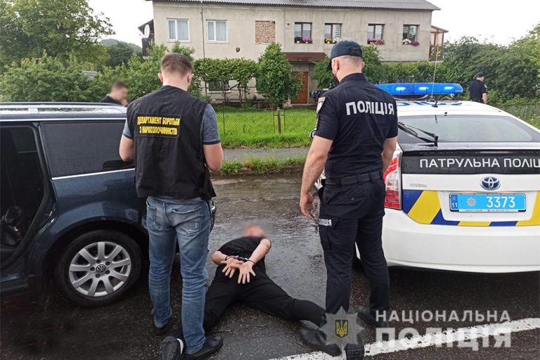 Продавали на мільйон щомісяця: на Прикарпатті викрили двох наркоторговців (ФОТО)
