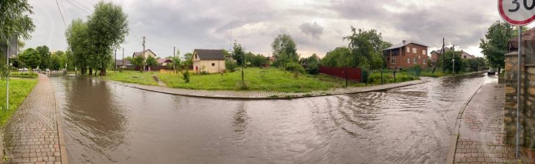 Злива на 10 хвилин підтопила десятки дворів і вулиць Франківська (ФОТО, ВІДЕО)
