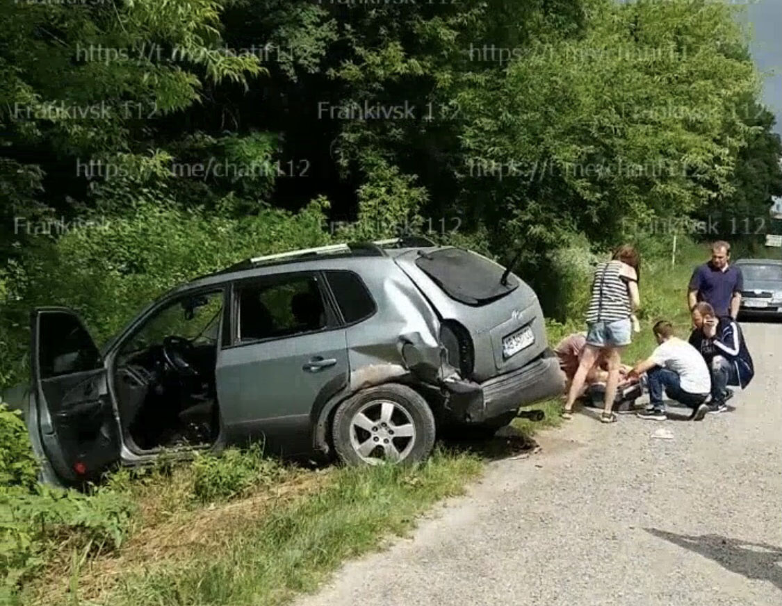 Поблизу Ямниці знову ДТП: “Хюндай” з дітьми опинився у кюветі (ФОТО, ВІДЕО, УТОЧНЕНО)