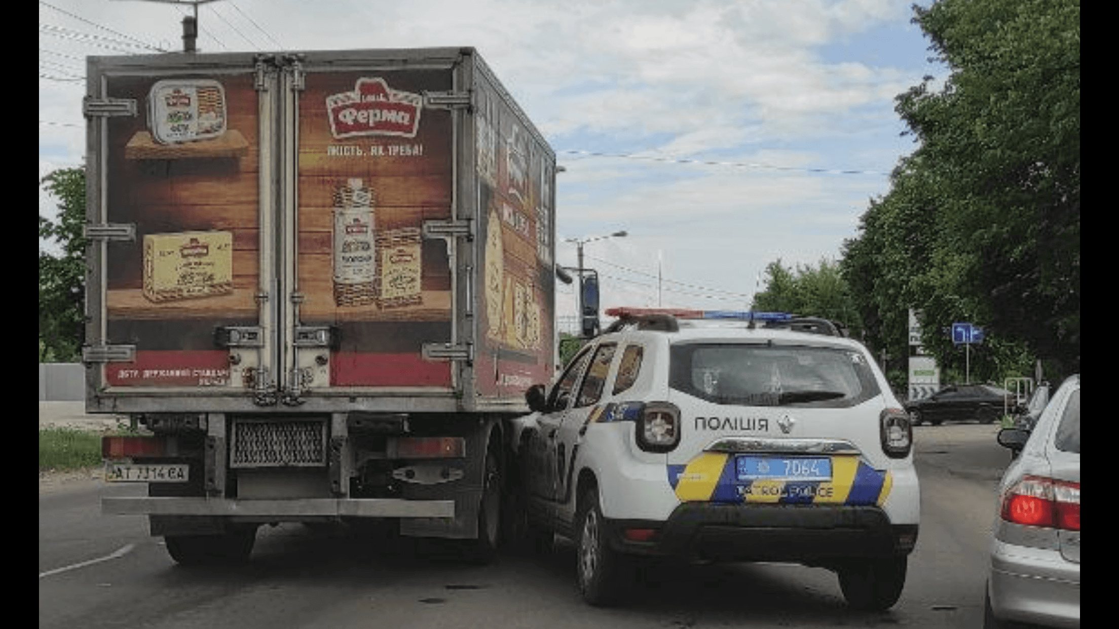 У Франківську машина патрульних в’їхала в легковик та вантажівку (ФОТО)