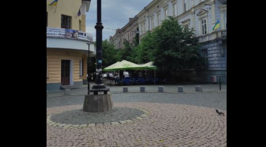 На щойно звільненій від авто вулиці Курбаса поставили гидкий літник. Влада знову каже, що “мало бути не так” (ФОТОФАКТ)