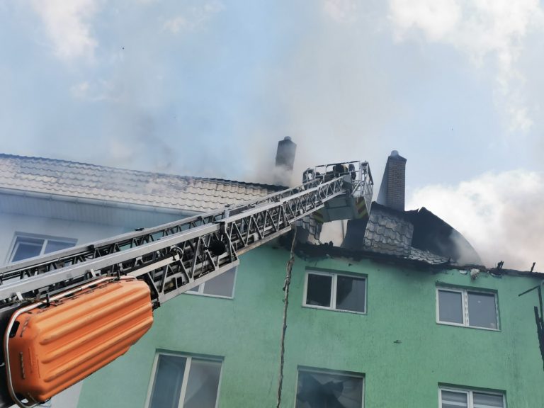 Під Києвом у багатоповерхівці прогримів вибух: постраждали 8 людей, є загиблі