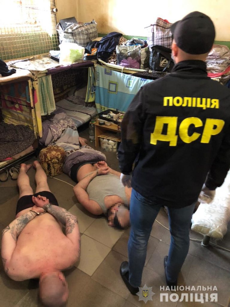 Вимагали гроші і організували наркотрафік: поліція викрила двох «смотрящих» франківського СІЗО (ФОТО)