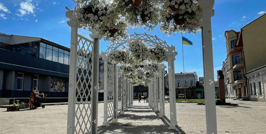 У Коломиї з’явилася нова фотозона з вертикальним озелененням (ФОТО)