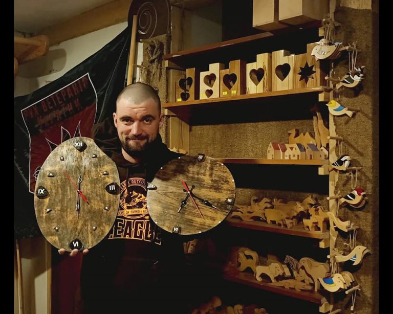 На Прикарпатті учасник бойових дій виготовляє ексклюзивні годинники (ФОТО)
