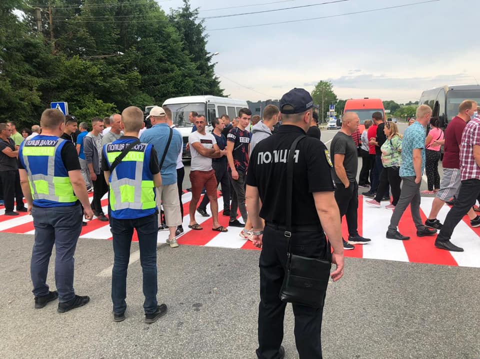 Дорога національного значення між Франківськом і Стриєм перекрита протестувальниками (ЯК ОБ’ЇХАТИ)
