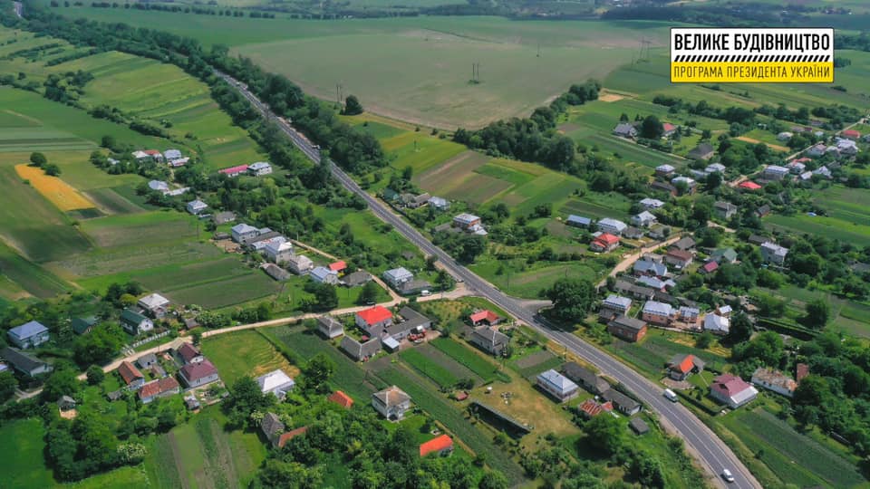 У туристичному селі Франківського району ремонтують дорогу (ФОТО)