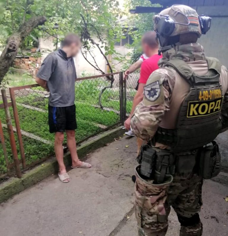 У Франківську молода подружня пара заробляла на “закладках” – обох затримали (ФОТО)