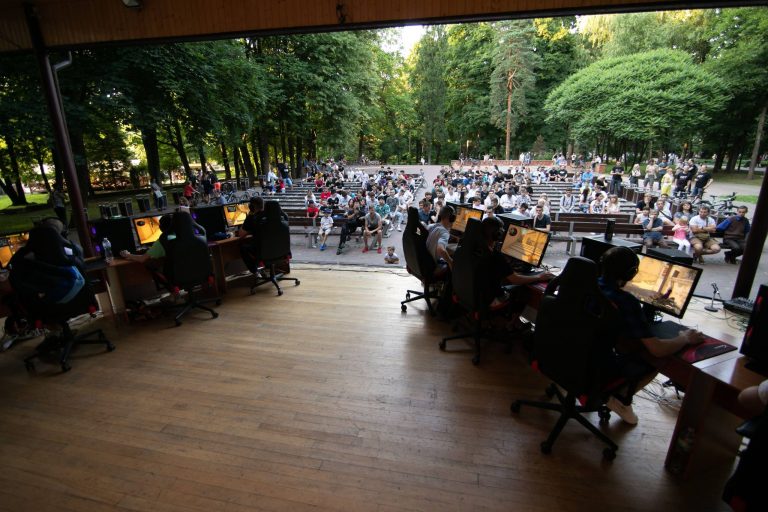 36 команд кіберспортсменів змагалися у CS:GO: фінальний бій зіграли у міському парку (ФОТО)