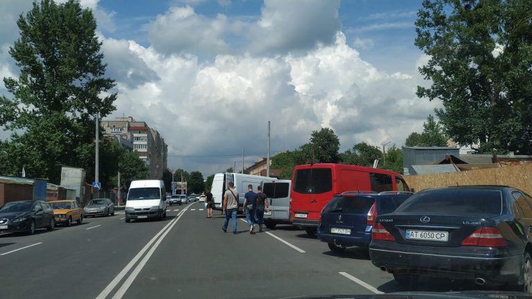 На з’єднаних бульварах вже збирають гроші за парковку, а тротуарів й досі немає (ФОТОФАКТ)