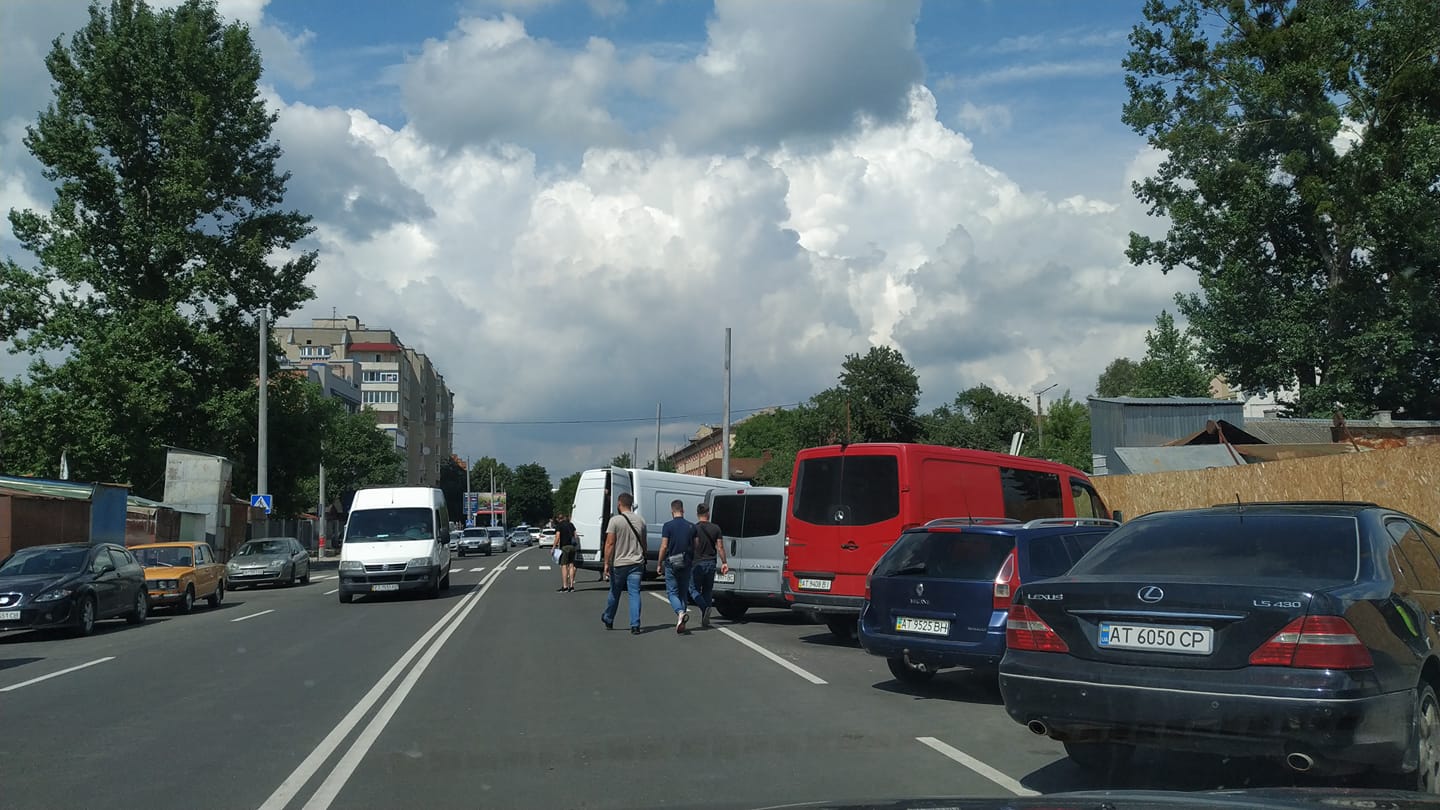 На з’єднаних бульварах вже збирають гроші за парковку, а тротуарів й досі немає (ФОТОФАКТ)