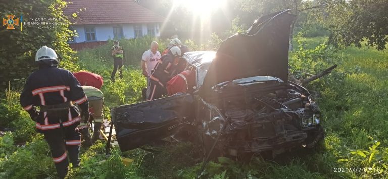 Удосвіта під Косовом перекинулася машина: із затиснутого авто витягнули людину (ФОТОФАКТ)