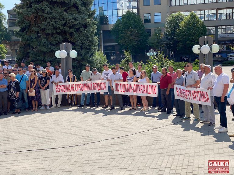 Галузь на шляху знищення: прикарпатські деревообробники вийшли під стіни ОДА (ФОТО)